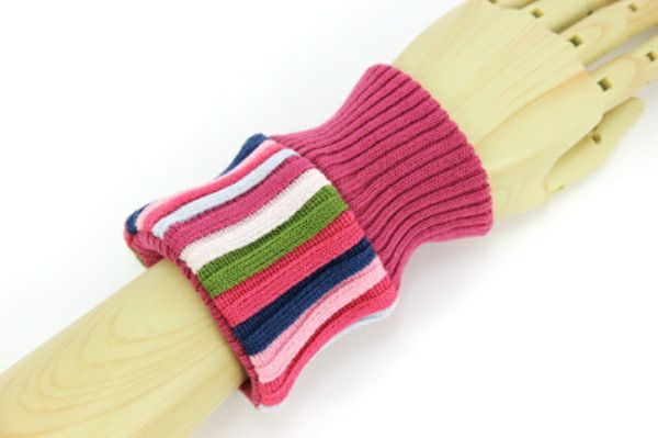 Knitting in/hand warmer